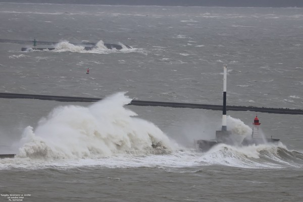 La digue engloutie sous les flots.