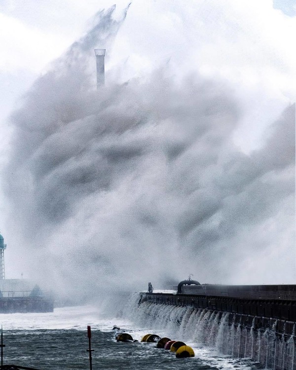Des vagues énormes.